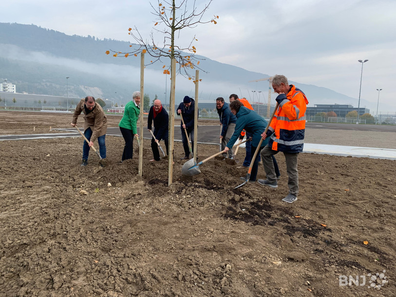 Les responsables du projet ont donné un coup de pelle symbolique pour marquer la fin des travaux du gros oeuvre.&nbsp; 