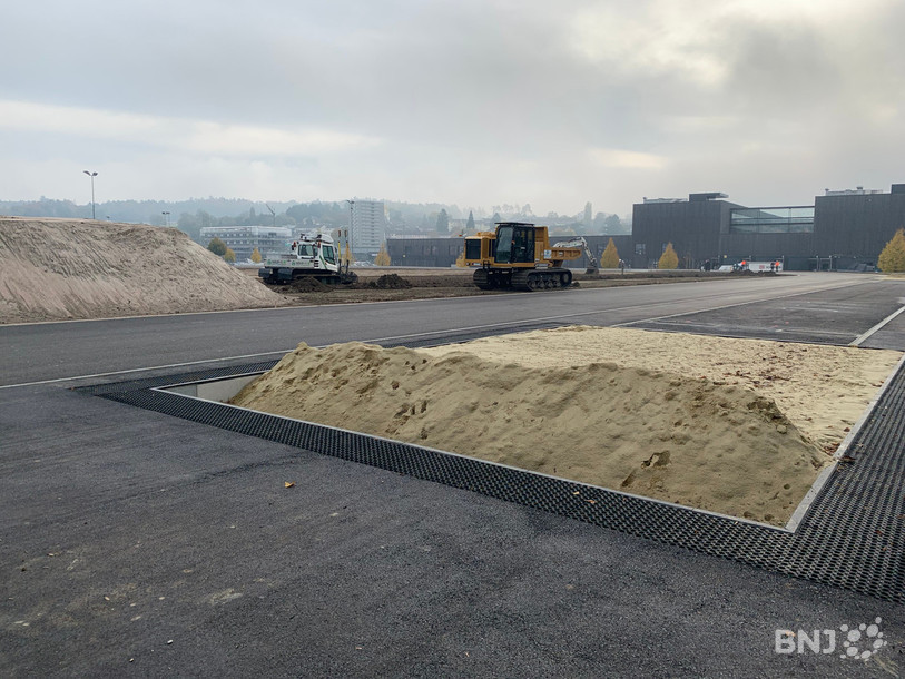   Les travaux du complexe d'athlétisme sont bientôt terminés. Sur la droite, il s'agit de l'emplacement pour le saut en longueur et la « route » visible représente l'anneau du 400m.   