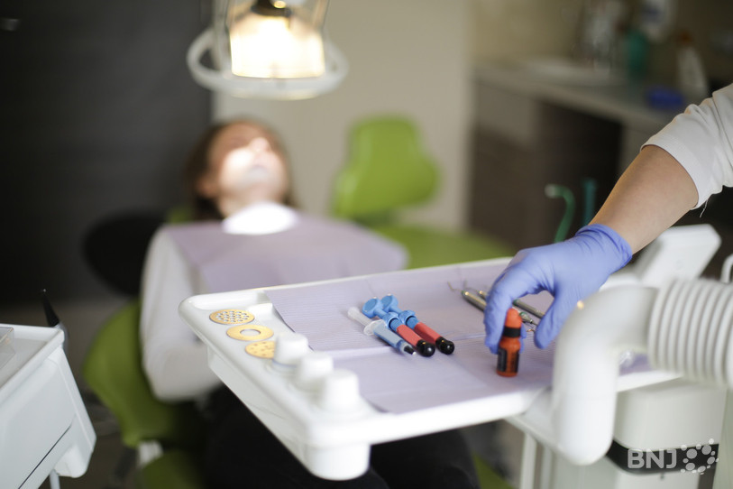 Selon une estimation du Gouvernement basée sur le rapport social cantonal, 6% de la population jurassienne pourrait se priver d’une visite chez le dentiste pour des raisons financières. (Photo libre de droits : illustration.)