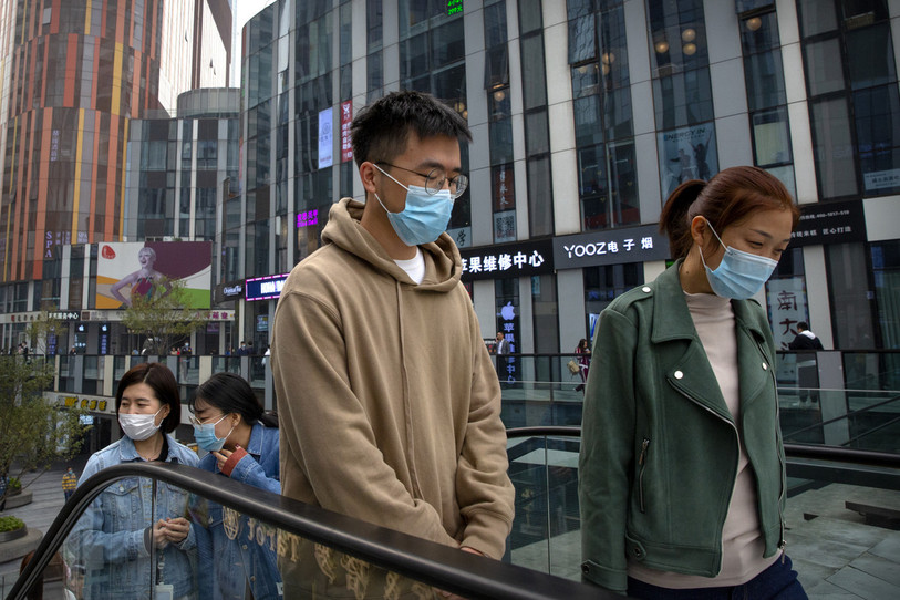 Si les masques sont encore bien présents, la vie reprend son cours à Pékin (photo : AP Photo/Mark Schiefelbein).