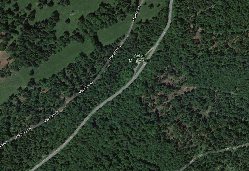 L'accident a eu lieu à une centaine de mètres du col du Mont-Crosin en direction de Saint-Imier. (Photo: Google Maps: 2020 Maxar Technologies, données cartographiques)