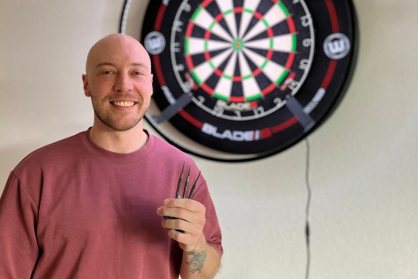 Anthony Rouiller a troqué sa canne et ses patins contre des fléchettes.