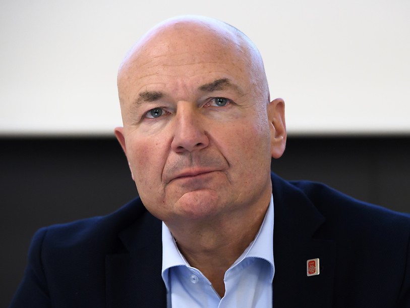 La Ligue, ici le directeur Denis Vaucher, a décidé de poursuivre le championnat jusqu'au 2 novembre et de voir ensuite l'état de la situation. (Photo : KEYSTONE/ANTHONY ANEX)