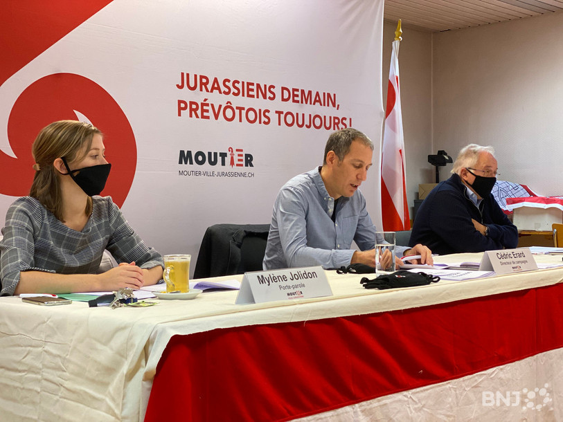 Le directeur de campagne Cédric Erard entouré des deux porte-paroles Mylène Jolidon et Laurent Coste.