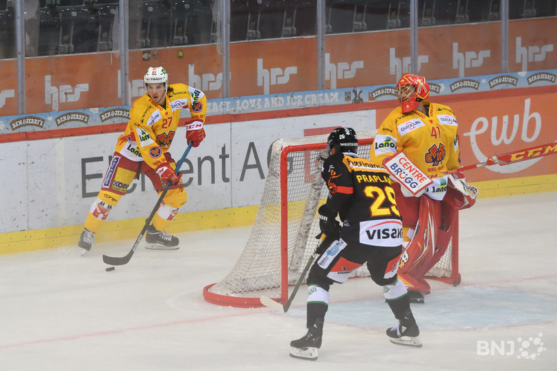 Yannick Rathgeb et la défense du HC Bienne doivent hausser rapidement leur niveau de jeu. (Photo : Georges Henz)