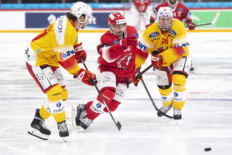 Le HC Bienne de Damien Brunner (à droite) et Yannick Rathgeb n'a pas pu stopper le Lausanne HC de Denis Malgin dimanche en Coupe de Suisse (photo : KEYSTONE/Laurent Gillieron).