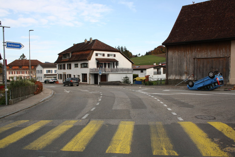 Le choc entre les deux véhicules a fait un blessé à Develier (photo: police cantonale jurassienne).