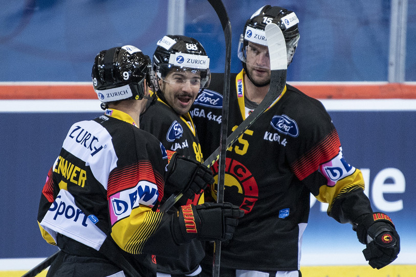 Mika Henauer, Inti Pestoni, Dustin Jeffrey (de gauche à droite) et le CP Berne ont sorti Davos ce dimanche en 8e de finale (photo : KEYSTONE/Peter Schneider).