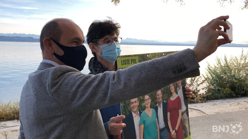 Dès la fermeture des urnes, Mauro Moruzzi et ses collègues de parti se sont empressés de recueillir leurs affiches électorales, en toute détente.