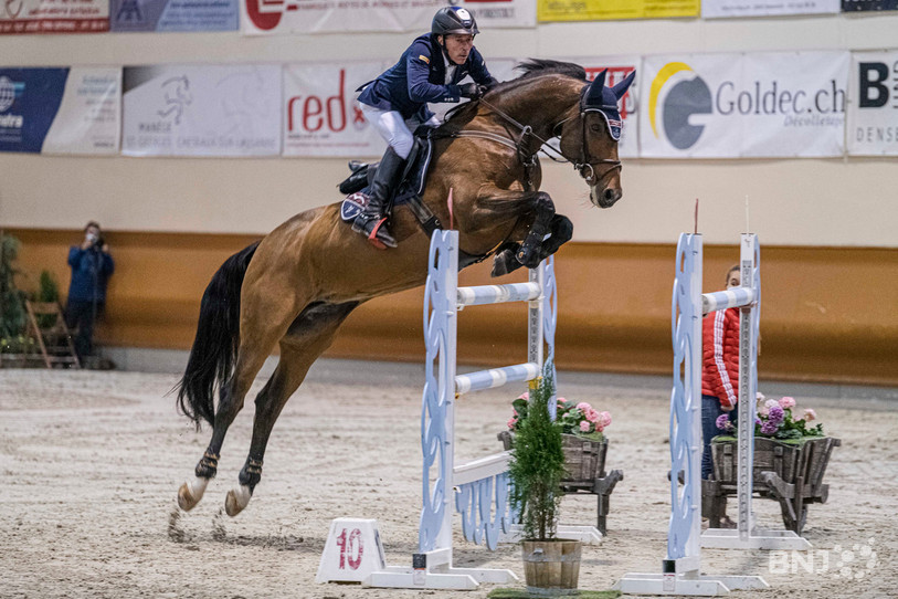 Au terme d'un final haletant, Hans-Dieter Dreher a enlevé une troisième couronne à Chevenez, vainqueur au temps lors des barrages devant le numéro 2 mondial Martin Fuchs (photo : Jonathan Vallat).