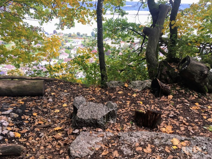C'est à cet endroit, selon la légende, que les sorcières étaient décapitées. En contrebas, on peut voir le lac.