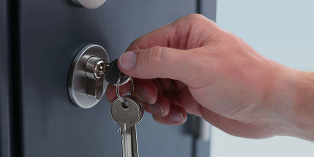 Avec le passage à l'heure d'hiver, les logements sont plus facilement les proies des cambrioleurs. (Photo : Prévention Suisse de la Criminalité).