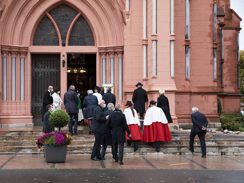 Les personnalités du monde politique ont rendu un hommage lundi à l'Eglise rouge à l'ancien conseiller fédéral René Felber.
CREDIT: KEYSTONE/PETER KLAUNZER