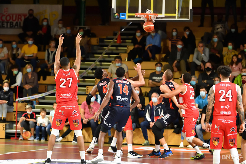 En ce début de nouvelle saison, le BC Boncourt a pu disputer un match devant un public clairsemé (ici contre Union Neuchâtel) et un match à huis clos. Une situation qui n’est pas tenable sur le long terme. (Photo archives : Georges Henz)