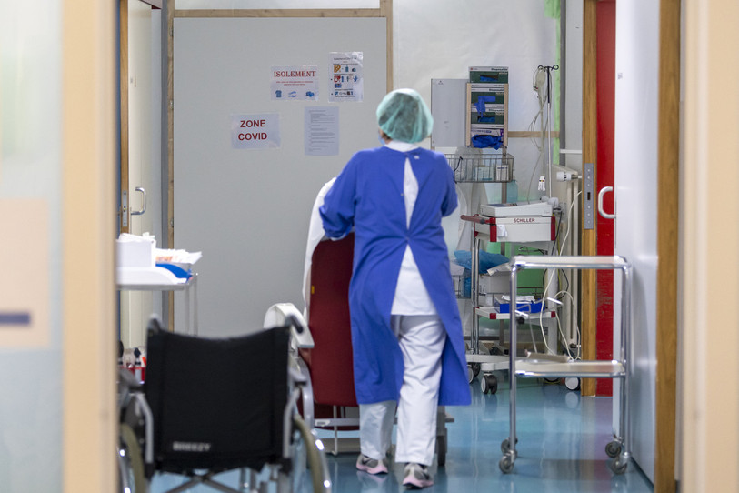 La motion pour un soutien aux personnels de la santé a été acceptée sous la forme d'un postulat par le Parlement. (Photo : KEYSTONE/Jean-Christophe Bott).