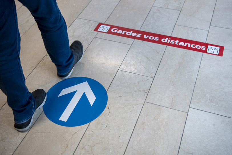 Les restrictions sanitaires sont de plus en plus contestées, en particulier la fermeture des restaurants et des commerces. (Photo : KEYSTONE/Jean-Christophe Bott).