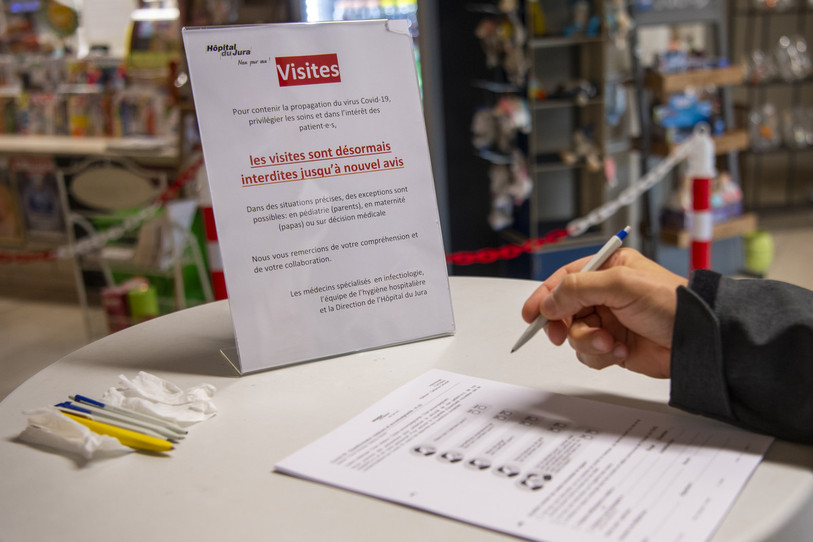 Les visites sont à nouveau interdites à l'H-JU, sauf exceptions. (Photo : KEYSTONE/Jean-Christophe Bott).