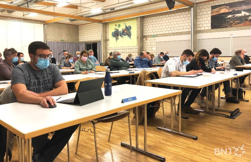 La campagne en vue du vote du 28 mars 2021 sur l'appartenance cantonale de Moutier a été lancée au Conseil de ville ce lundi. La séance n'a toutefois pas fait de vagues.