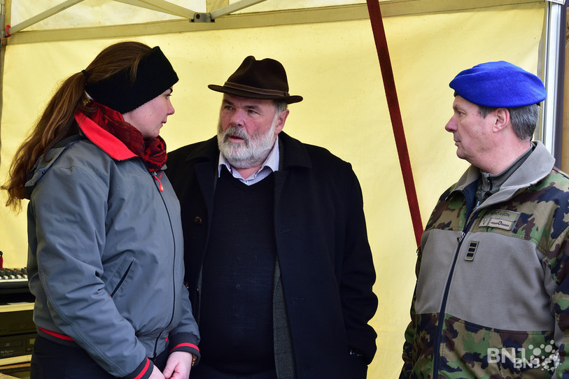 Jean-Paul Gschwind (au centre) remet le costume de président de la FSFM (photo: archives)