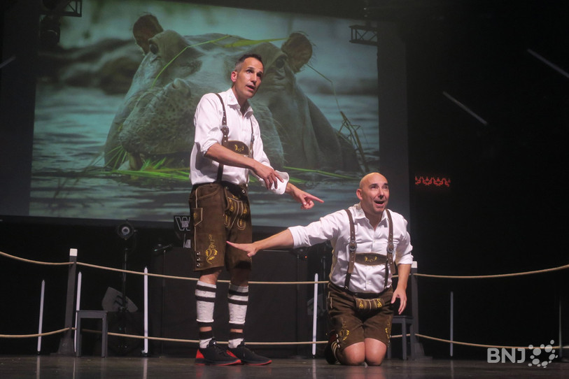 Noël Antonini et Carlos Henriquez en pleine scène de catch-impro.