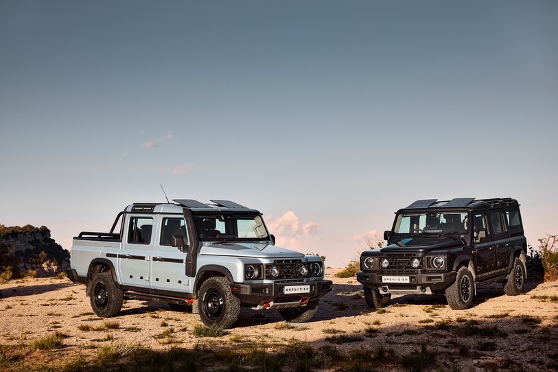 4x4 INEOS GRENADIER sur un fond désertique