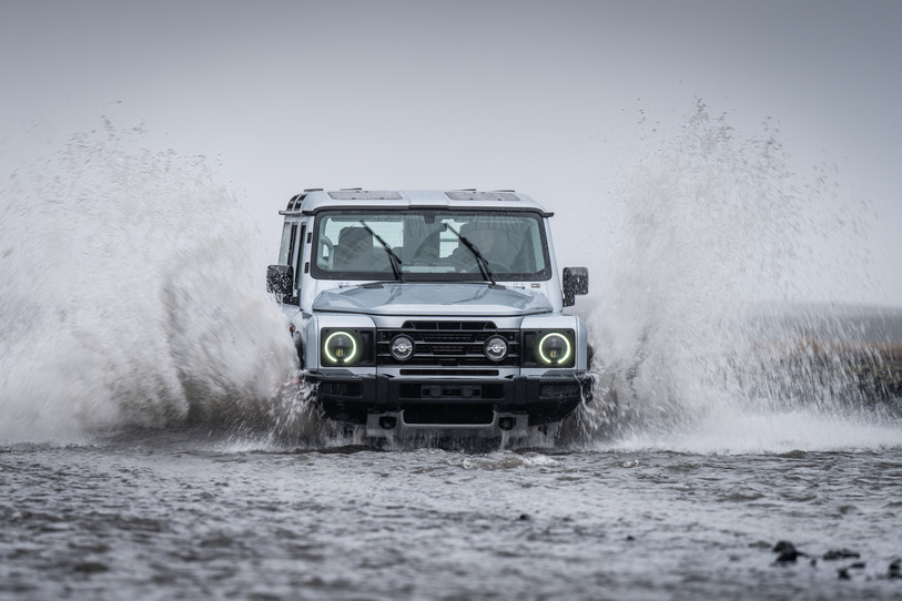 4x4 qui roule dans l'eau