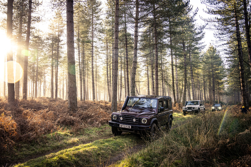 Groupe de 4x4 roulant dans la forêt