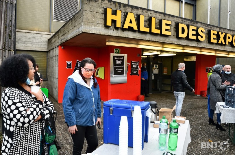 Plusieurs représentants de la branche de la restauration ont offert cafés et croissants aux députés et aux ministres jurassiens ce mercredi matin (photo : Georges Henz).