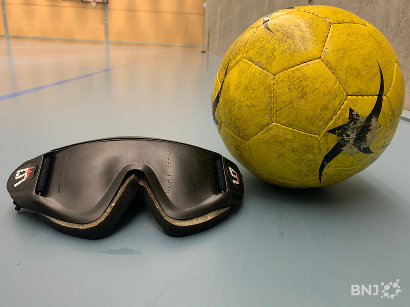 Le masque est obligatoire pour les quatre joueurs de champ et complètement occultant. Le ballon contient lui des grelots pour que les joueurs l'entendent.