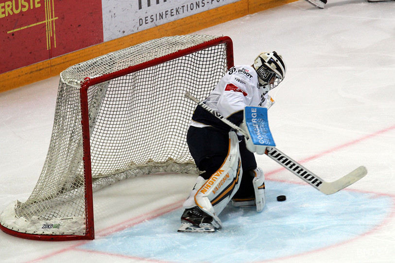 Le portier chaux-de-fonnier Stéphane Charlin a multiplié les parades pour garder son équipe dans le match samedi à Kloten. (photo : Enrico Quaranta).