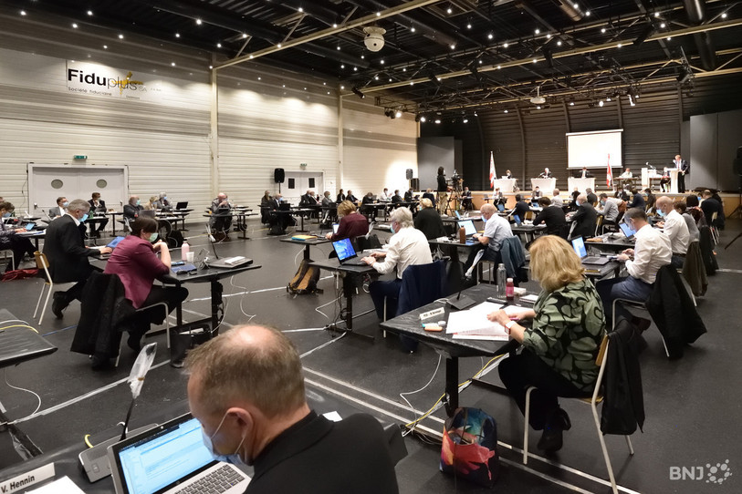 Le Parlement jurassien s'est tenu mercredi à la Halle des expositions en raison de la situation sanitaire (photo : Georges Henz).