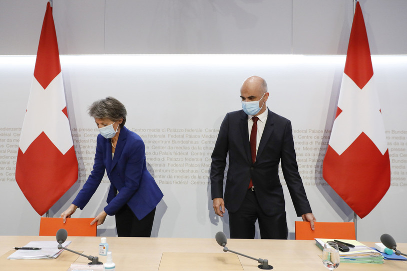 La présidente de la Confédération Simonetta Sommaruga et le conseiller fédéral en charge de la santé Alain Berset. (Photo : KEYSTONE/Peter Klaunzer).