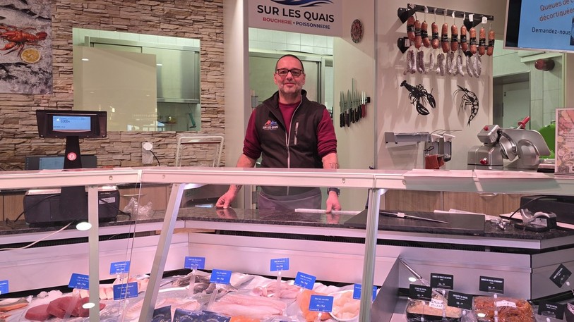 Manuel Porchia a pris ses marques derrière le comptoir de sa succursale aux Éplatures.