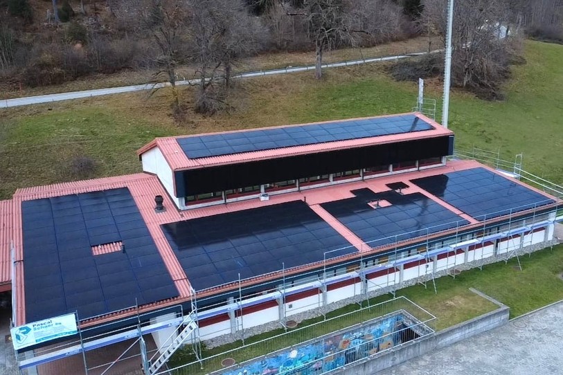 Des panneaux solaires couvrent désormais une grande partie du toit de la halle de gymnastique du Fuet (photo : EcooSol).