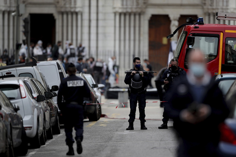 Des policiers près de l'endroit où une attaque au couteau s'est déoulée jeudi matin à Nice. (Photo : KEYSTONE / AP / Daniel Cole).