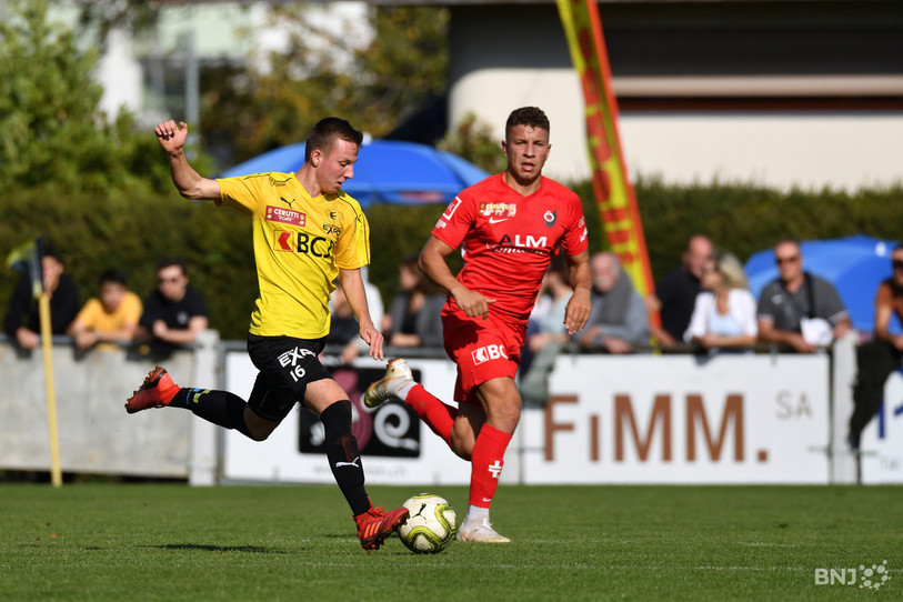 Axel Gester du FC Bassecourt (à gauche) et Aurelio Currenti des SR Delémont ont droit à une pause hivernale prolongée (photo : Georges Henz).