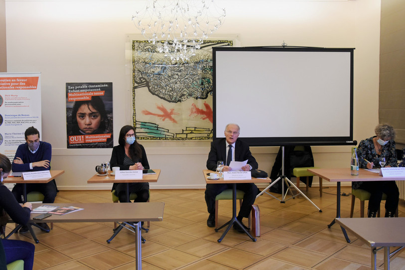 De gauche à droite : Maxime Auchlin, Céline Vara, Marc-André Nardin et Nathalie Schallenberger. (photo : initiative-multinationales.ch)