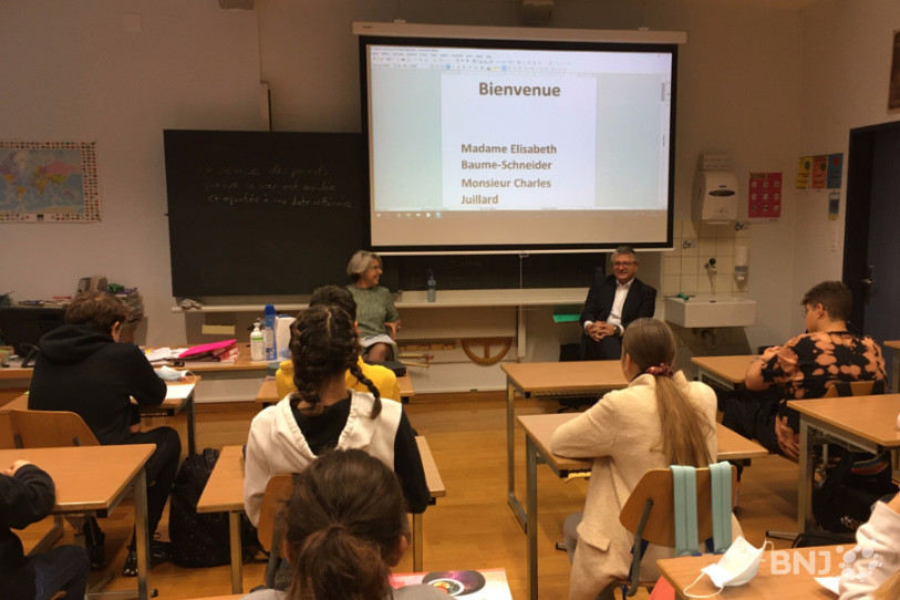 Les élèves ont pu échanger avec les deux conseillers aux Etats jurassiens, Elisabeth Baume-Schneider et Charles Juillard.