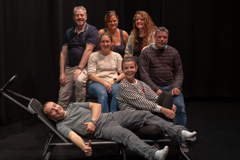 Six comédiens, dirigés par Manon Aubry (à l'arrière au centre), seront sur scène pour interpréter « Le Grand Bain ». (Photo : Compagnie théâtrale US Montfaucon)