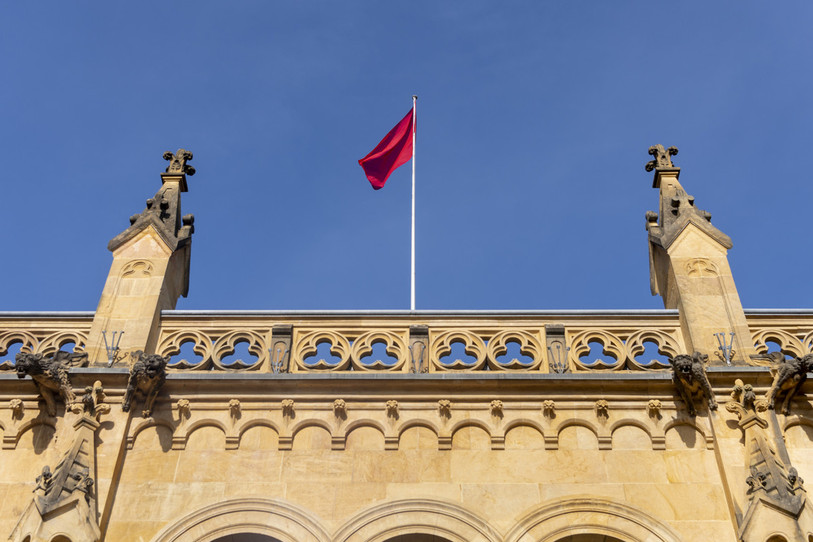 Face à la gravité de la situation, illustrée par le drapeau rouge qui flotte sur le Château de Neuchâtel, le Grand Conseil a validé la situation extraordinaire qui permet au Conseil d'Etat d'être davantage réactif. (Photo : KEYSTONE / Jean-Christophe Bott).