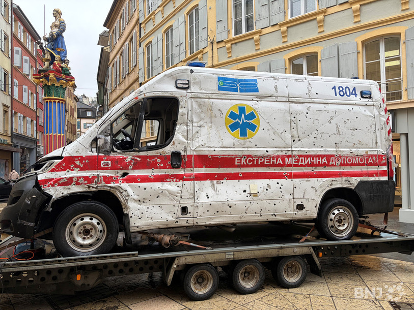 L'ambulance est exposée devant la fontaine de la Justice, à Neuchâtel, ce vendredi et samedi, entre 9h et 17h30.