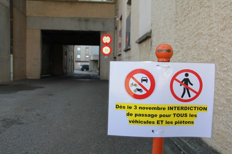 Les piétons ne pourront plus emprunter ce chemin pendant toute la durée des travaux (photo : Hôpital du Jura).