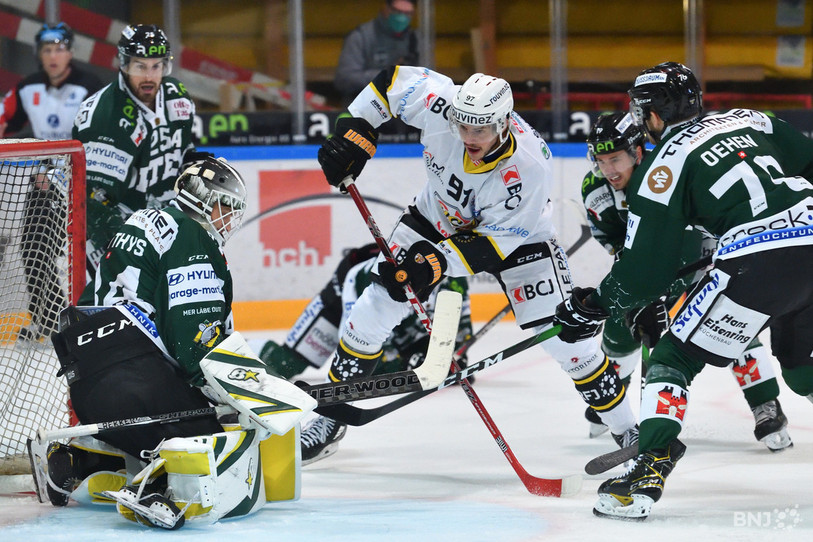 Stefan Mäder et le HC Ajoie, tout comme le BC Boncourt, vont poursuivre leur championnat (photo : Georges Henz).