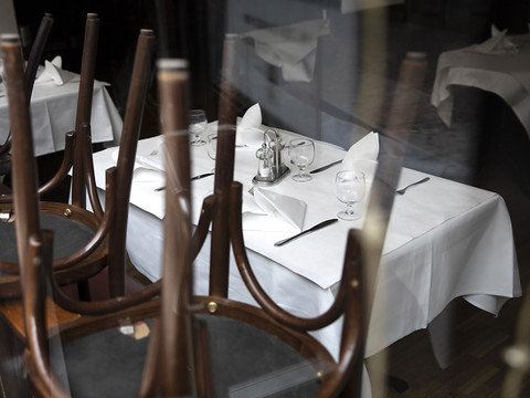 Les restaurants pourront rouvrir le 10 décembre dans cinq cantons romands. (Photo: Keystone/Peter Klaunzer).