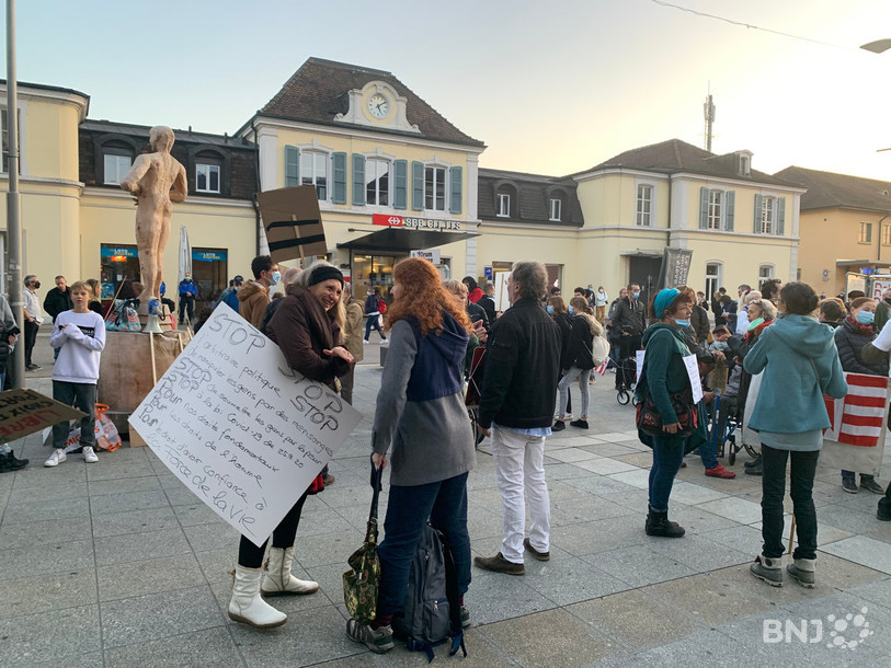 Une soixantaine de personnes se sont rassemblées devant la gare à Delémont samedi en fin d'après-midi. Les manifestants protestaient contre les mesures sanitaires restrictives.