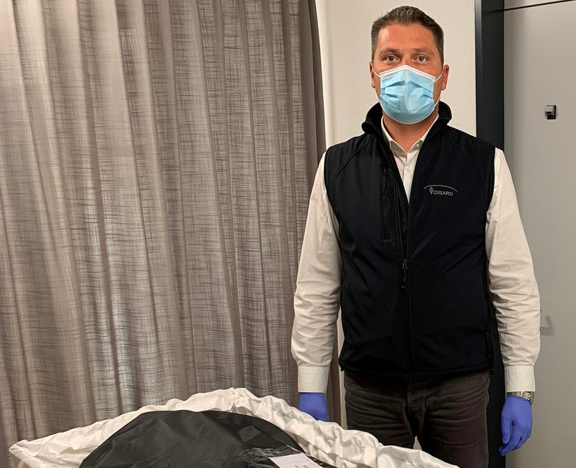Les agents de pompes funèbres doivent revêtir un équipement spécial pour prendre en charge les défunts. (photo : Voisard)