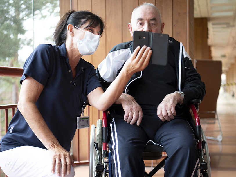 Les contacts visuels ne remplacent pas les contacts charnels. (Photo : KEYSTONE/Laurent Gillieron).