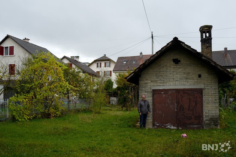 Pepi Natale devant l'ancienne buanderie