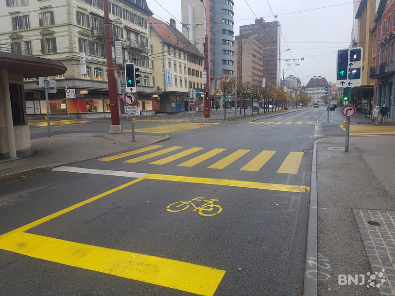 Les sas à vélos marqués sur l'Avenue Léopold-Robert font partie bons aménagements cyclables en ville de La Chaux-de-Fonds, selon les initiants.