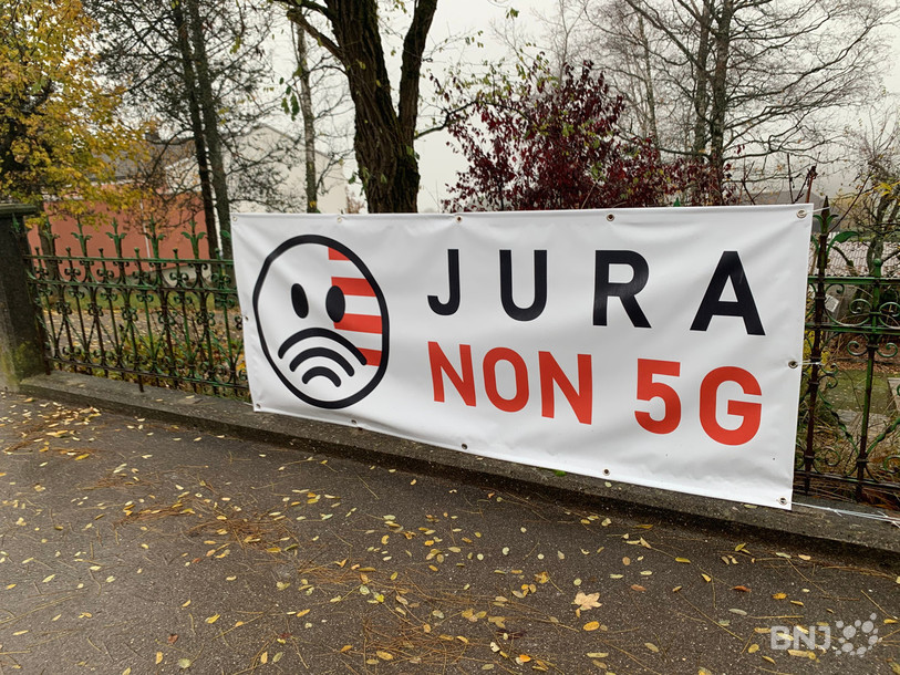 L'association JuraNON5G s'oppose à un projet de mât 5G dans une zone très urbanisée.